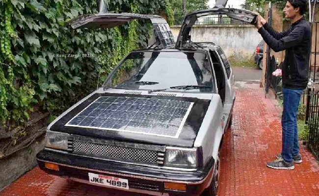 कश्मीर के टीचर ने 11 साल की मेहनत से घर पर ही बना दी सोलर कार, आनंद महिंद्रा ने कहा- बहुत सुंदर