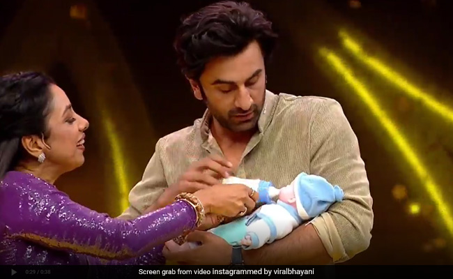 अनुपमा ने रणबीर कपूर को सिखाया बच्चे को डायपर पहनाना तो फैन्स बोले- अब RK बनेंगे परफेक्ट पिता...