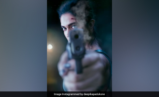 Pathaan Deepika Padukone Look: हाथ में गन और माथे पर चोट, कुछ इस अंदाज में नजर आईं दीपिका पादुकोण