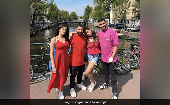 दोस्तों साथ चिल करती नजर आईं न्यासा देवगन, जाह्नवी कपूर के साथ दिखी खास ट्यूनिंग, देखें PHOTOS