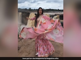 बस्तर के चित्रकूट वाटरफाल्स के आगे गुलाबी ड्रेस में डांस करती नजर आईं भाग्यश्री, फैन्स बोले- एवरग्रीन ब्यूटी बस्तर के चित्रकूट वाटरफाल्स के आगे गुलाबी ड्रेस में डांस करती नजर आईं भाग्यश्री, फैन्स बोले- एवरग्रीन ब्यूटी