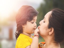 मां बाप की इन बातों का बच्चों के दिमाग पर पड़ता है बुरा असर, पेरेंट्स अब से हो जाएं अलर्ट ! मां बाप की इन बातों का बच्चों के दिमाग पर पड़ता है बुरा असर, पेरेंट्स अब से हो जाएं अलर्ट !