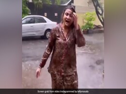 बारिश में बच्चों की तरह झूम-झूम कर डांस करती नजर आईं उर्वशी ढोलकिया, फैन्स बोले- दिल तो बच्चा है जी बारिश में बच्चों की तरह झूम-झूम कर डांस करती नजर आईं उर्वशी ढोलकिया, फैन्स बोले- दिल तो बच्चा है जी