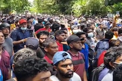 श्रीलंका में राष्ट्रपति के देश छोड़ने के बाद उग्र हुए लोग, इमरजेंसी का ऐलान श्रीलंका में राष्ट्रपति के देश छोड़ने के बाद उग्र हुए लोग, इमरजेंसी का ऐलान
