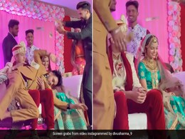 स्टेज पर नोट उड़ा रहे थे दोस्त, अचानक दुल्हन की गोद में गिर पड़ा पास खड़ा शख्स, गुस्साए दूल्हे ने सिखाया सबक स्टेज पर नोट उड़ा रहे थे दोस्त, अचानक दुल्हन की गोद में गिर पड़ा पास खड़ा शख्स, गुस्साए दूल्हे ने सिखाया सबक