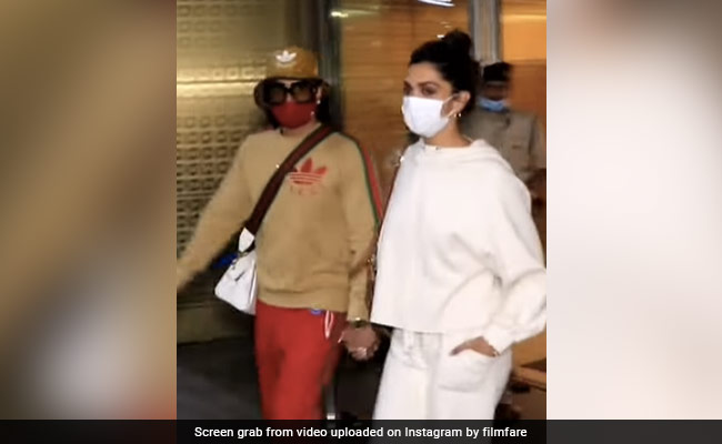 मुंबई एयरपोर्ट पर एक दूसरे का हाथ थामे नजर आए दीपिका पादुकोण और रणवीर सिंह, वायरल हो रहा कूल लुक