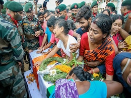 मणिपुर हादसा भारत की सबसे भयावह भूस्खलन की घटनाओं में एक रही, कम से कम 50 जिंदा दफन हुए मणिपुर हादसा भारत की सबसे भयावह भूस्खलन की घटनाओं में एक रही, कम से कम 50 जिंदा दफन हुए