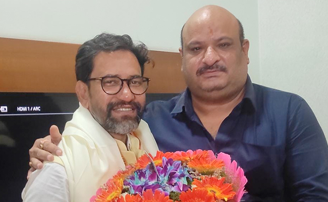  दिनेश लाल यादव ने दिल्ली में फिल्म निर्माता रमेश नय्यर से की मुलाकात, भोजपुरी इंस्डस्ट्री को आगे बढ़ाने को लेकर किया विमर्श