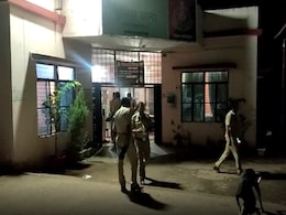 बिहार: हिरासत में मौत के बाद भीड़ का थाने पर हमला, 7 पुलिसकर्मी गंभीर रूप से घायल बिहार: हिरासत में मौत के बाद भीड़ का थाने पर हमला, 7 पुलिसकर्मी गंभीर रूप से घायल