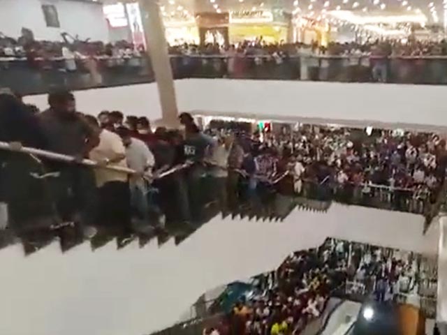 केरल में मॉल की मिडनाइट सेल के वायरल वीडियो की इंटरनेट पर धूम