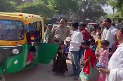 Viral Video: UP Cops Stop Autorickshaw, Find 27 Passengers Inside Viral Video: UP Cops Stop Autorickshaw, Find 27 Passengers Inside