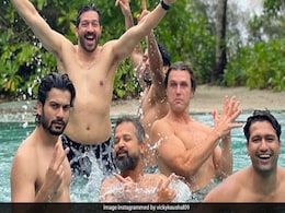 दोस्तों साथ पूल पार्टी करते दिखे विक्की कौशल, फैन्स बोले- भइया भाभी कहां हैं ? दोस्तों साथ पूल पार्टी करते दिखे विक्की कौशल, फैन्स बोले- भइया भाभी कहां हैं ?