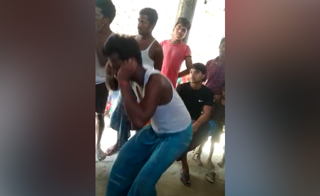 बिहार : बाइक चोरी के आरोप में शख्स को दी 'तालिबानी सजा', भरी पंचायत में कराई उठक-बैठक, फिर...