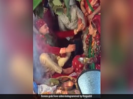 शादी के मंडप पर आपस में भिड़ गए दूल्हा-दुल्हन और यूं हो गए गुत्थमगुत्था, हैरान कर देगा VIDEO शादी के मंडप पर आपस में भिड़ गए दूल्हा-दुल्हन और यूं हो गए गुत्थमगुत्था, हैरान कर देगा VIDEO