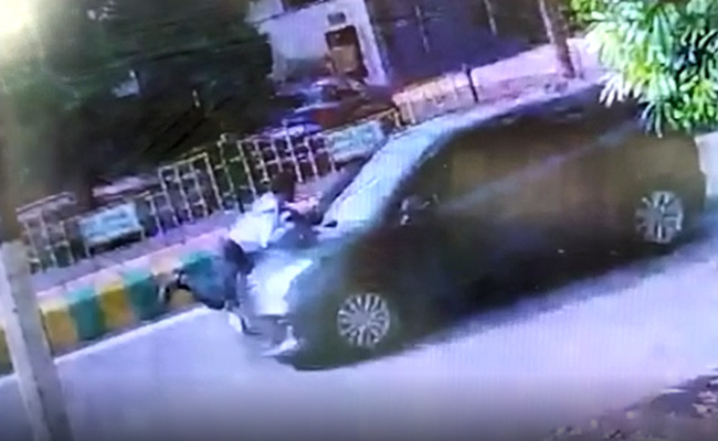 VIRAL VIDEO: गाजियाबाद में नाबालिग कार सवार ने हेड कांस्टेबल को टक्‍कर मारा, फिर करीब 2 KM तक बोनेट पर घसीटता रहा