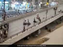 सड़क पर एकसाथ धड़ाधड़ गिरने लगीं 10-15 बाइकें, पहले कभी नहीं देखा होगा ऐसा खतरनाक एक्सीडेंट सड़क पर एकसाथ धड़ाधड़ गिरने लगीं 10-15 बाइकें, पहले कभी नहीं देखा होगा ऐसा खतरनाक एक्सीडेंट