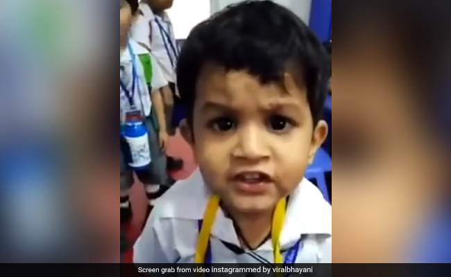 इस छोटे से बच्चे ने बेहद क्यूटनेस के साथ गाया 'गुलाबी आंखें जो तेरी देखी' गाना, देखकर लोग बोले- 'इसके पापा को बुलाओ'