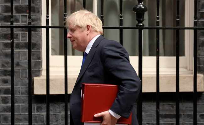 BBC Programme Replaces End Credits With UK Resignations, Internet Says "Brilliant"
