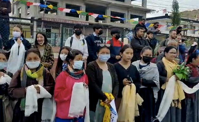 Watch: 10-km Human Chain Welcomes Dalai Lama To Ladakh