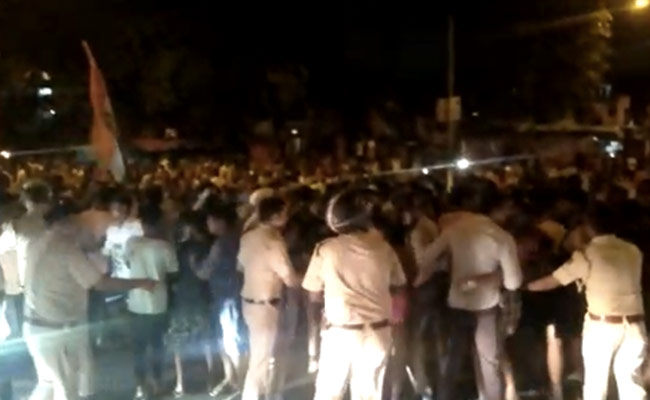 दिल्ली : झगड़ा निपटाने गई पुलिस पर ही पथराव, 8 पुलिसकर्मी हुए जख्मी, 27 लोग हुए अरेस्ट