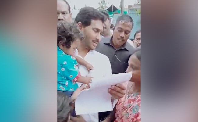 आंध्र प्रदेश के मुख्यमंत्री जगन मोहन रेड्डी की जेब से बच्चे ने निकाला पेन, देखिए फिर सीएम ने क्या किया?