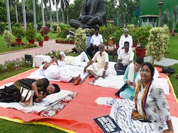 विपक्ष के 50 घंटे के प्रदर्शन के लिए इडली से लेकर ‘गाजर के हलवे’ तक की व्यवस्था विपक्ष के 50 घंटे के प्रदर्शन के लिए इडली से लेकर ‘गाजर के हलवे’ तक की व्यवस्था