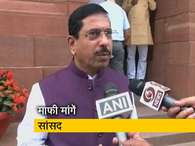 संसदीय कार्य मंत्री प्रहलाद जोशी का आरोप, गांधी जी की स्टैच्यू के सामने चिकन खा रहे हैं निलंबित सांसद