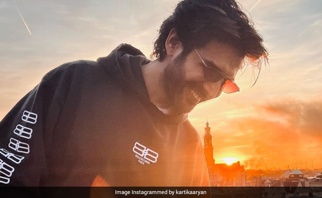 Kartik Aaryan's Midweek Mood Is All About Sunshine And Smile