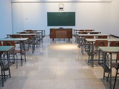 घर में कोई कुछ नहीं कहता&hellip; तो आप कौन? स्कूल में छात्र ने शिक्षिका को मारा थप्पड़