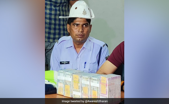 Chhattisgarh Cop Finds Rs 45 Lakh On Road, Hands It Over At Police Station
