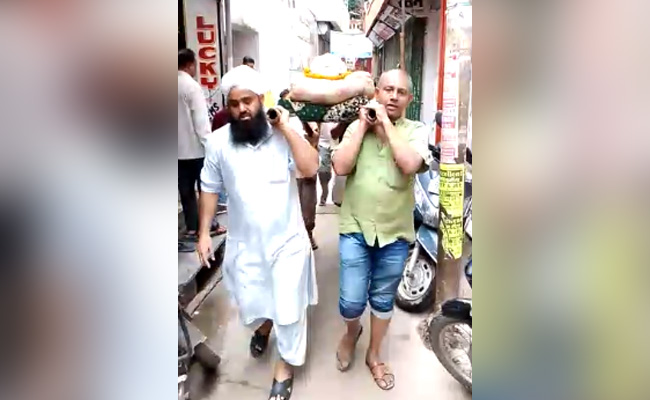 Watch: This Muslim Family Performed Last Rites Of Their Hindu Employee