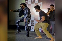 <i>Liger</i> Trailer: Ranveer Singh And Vijay Deverakonda Do The <i>Akdi Pakdi</i> Dance <i>Liger</i> Trailer: Ranveer Singh And Vijay Deverakonda Do The <i>Akdi Pakdi</i> Dance