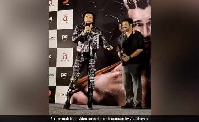 स्टेज पर फिल्म इंडस्ट्री को लेकर बात कर रहे थे रणवीर सिंह, बीच में आ गए करण जौहर, एक्टर के लिए करने लगे ये काम