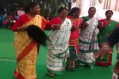 जब द्रौपदी मुर्मू ने साल 2018 में ग्रामीणों के साथ किया था पारंपरिक नृत्य... जब द्रौपदी मुर्मू ने साल 2018 में ग्रामीणों के साथ किया था पारंपरिक नृत्य...