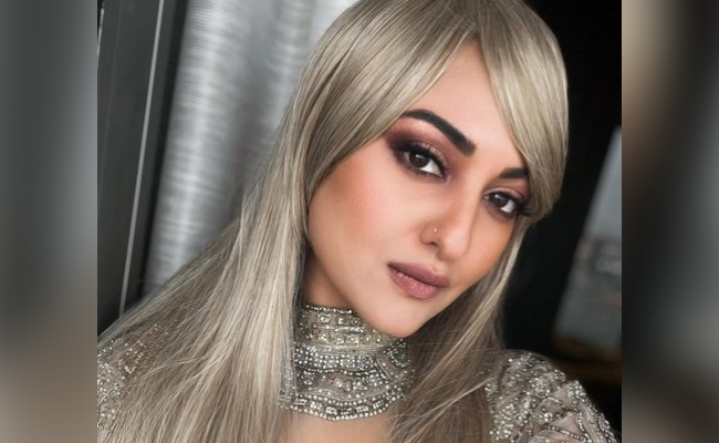 सोनाक्षी सिन्हा ने बदल दिया अपना अंदाज,  शेयर की लेटेस्ट फोटो तो फैंस बोले- जल परी लग रहे हो मैम