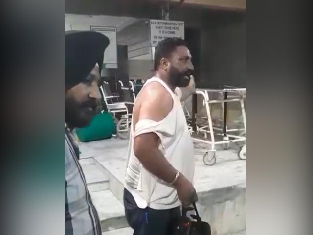 जालंधर में अस्पताल की पार्किंग में आपस में भिड़े लोग, जमकर हुई मारपीट