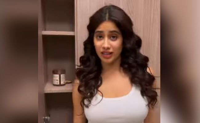 Janhvi Kapoor Recreates Tejasswi Prakash's <i>Naagin 6</i> Dialogue But With A Twist