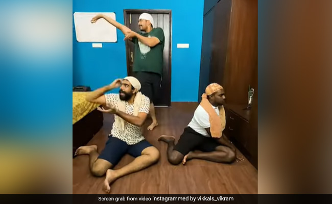 दोस्तों ने मिलकर बरसो रे मेघा...गाने पर किया फनी डांस, हंसी नहीं रोक पा रहे लोग, बोले- Video देख ऐश्वर्या राय को आ जाएगा गुस्सा