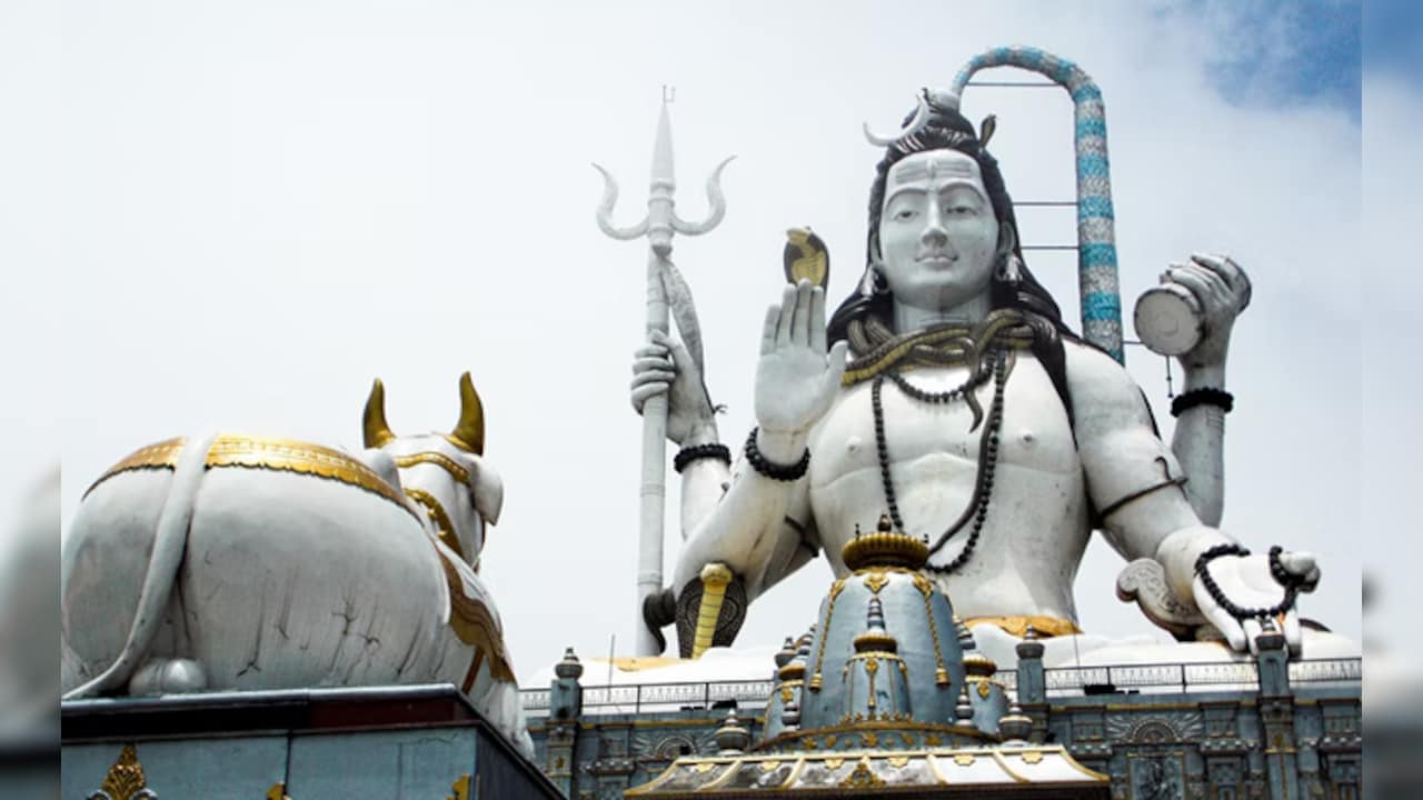सावन में घर या मंदिर, कहां करें रुद्राभिषेक? शास्त्र बताते हैं किस स्थान पर मिलता है सबसे अधिक पुण्य