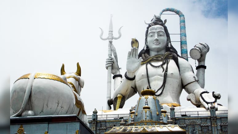 सावन में घर या मंदिर, कहां करें रुद्राभिषेक? शास्त्र बताते हैं किस स्थान पर मिलता है सबसे अधिक पुण्य