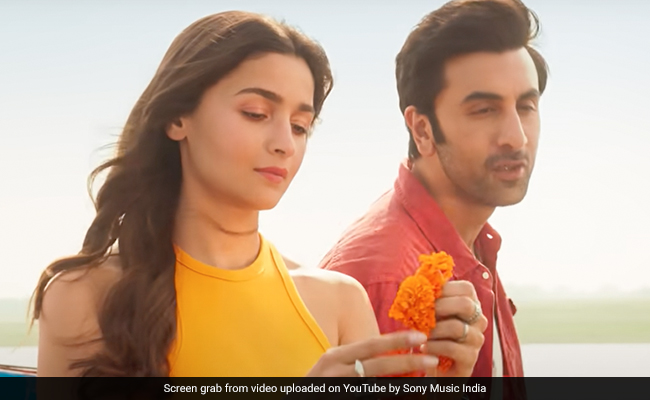 'ब्रह्मास्त्र' का पहला गाना 'केसरिया' रिलीज होते ही आया विवादों में ? लोगों ने लगाया म्यूजिक चोरी करने का आरोप !