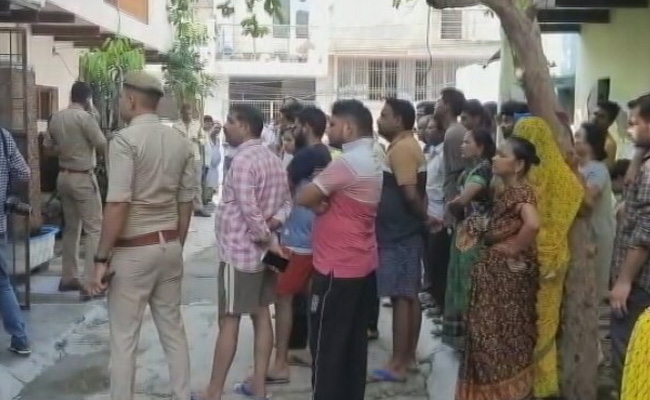 आगरा में पति-पत्नी ने बेटी के साथ की आत्महत्या, पुलिस जांच में जुटी, सुसाइड नोट में लिखी ये वजह