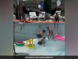 पार्टी के दौरान स्विमिंग पूल में अचानक खुले सिंकहोल में समा गया एक शख्स, घटना का खौफनाक Video वायरल पार्टी के दौरान स्विमिंग पूल में अचानक खुले सिंकहोल में समा गया एक शख्स, घटना का खौफनाक Video वायरल
