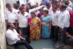 अधिकारियों से नाराज YSR कांग्रेस के विधायक का अनोखा प्रदर्शन अधिकारियों से नाराज YSR कांग्रेस के विधायक का अनोखा प्रदर्शन