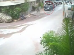 हैदराबादः कार ने सड़क किनारे लड़की को मारी जबरदस्त टक्कर, उछलकर एक ओर गिरी  हैदराबादः कार ने सड़क किनारे लड़की को मारी जबरदस्त टक्कर, उछलकर एक ओर गिरी