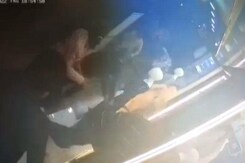 कर्नाटक : नकाबपोशों ने धारदार हथियार से सरेआम कर डाली हत्या कर्नाटक : नकाबपोशों ने धारदार हथियार से सरेआम कर डाली हत्या