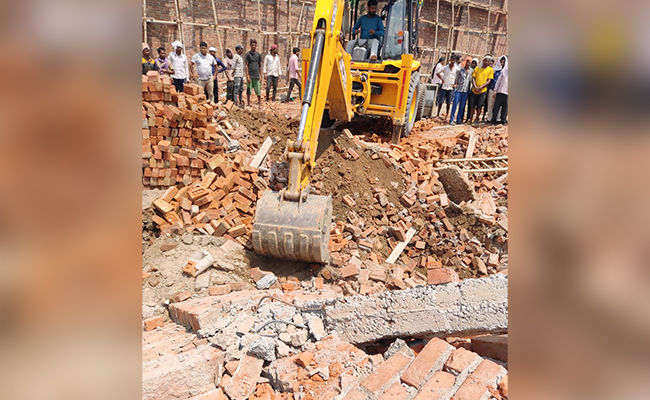 दिल्‍ली के अलीपुर एरिया में गोदाम की दीवार गिरी; पांच की मौत, 8 घायल