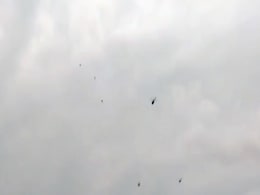 PM मोदी की आंध्र यात्रा : प्रधानमंत्री के चॉपर के निकट प्रदर्शनकारियों ने उड़ाए काले गुब्बारे PM मोदी की आंध्र यात्रा : प्रधानमंत्री के चॉपर के निकट प्रदर्शनकारियों ने उड़ाए काले गुब्बारे