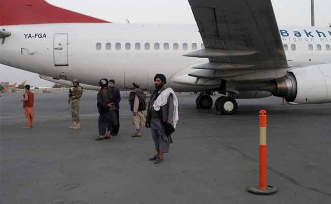 Afghanistan: पूर्व राष्ट्रपति हामिद करजई के भाई को Taliban ने Dubai की Flight से उतार लिया हिरासत में