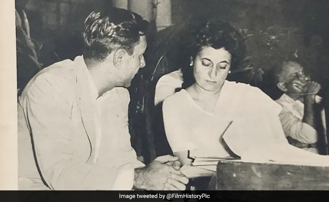 इंदिरा गांधी के साथ बैठा यह एक्टर था एक्टिंग का मसीहा, दो बीघा जमीन और वक्त जैसी फिल्मों से जीता फैन्स का दिल